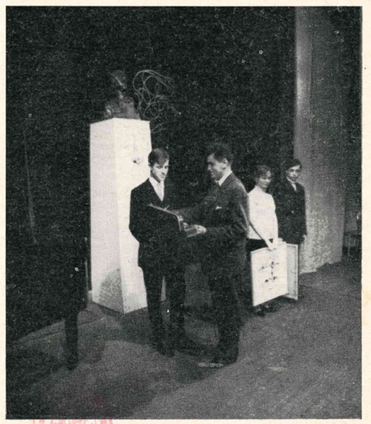 Karel Zadražil předává vítězi Kocianovy soutěže své mistrovské housle. Kocianova soutěž 1969. Hudební nástroje, roč. 6, 1969, č. 3, s. 77.